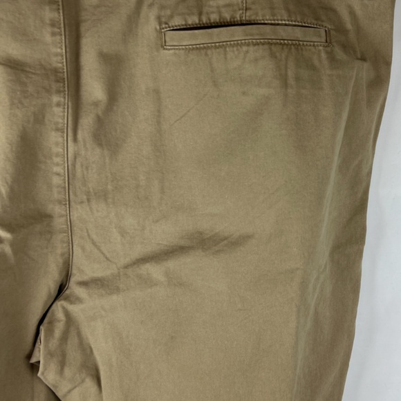 NWT: old navy Straight Lived-In Khaki Non-Stretch Shorts for Men (48) - Picture 9 of 13